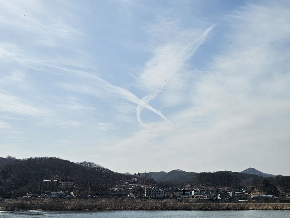 14일 금요일 수도권(경기·인천) 지역은 대체로 맑다가 밤부터 차차 흐려지겠다. 낮과 밤의 기온 차가 크겠고, 대기는 차차 건조해지겠다. 사진은 전날(13일) 오후 여주시 대신면 이포보 인근으로, 하늘에 리본모양의 구름이 만들어져 있다. (사진=김광섭 기자)