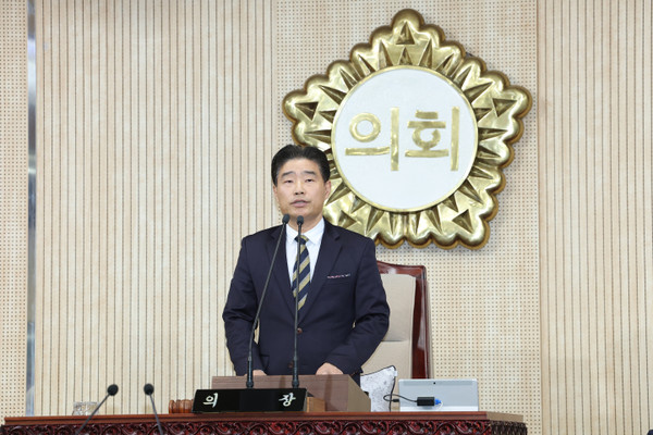 김운남 고양특례시의회 의장이 14일 열린 제292회 임시회 제1차 본회의에서 최근 시 행정 운영에서 나타난 절차적 문제를 지적하며 보다 투명하고 신뢰받는 정책 추진을 촉구했다. (사진제공=고양시의회)