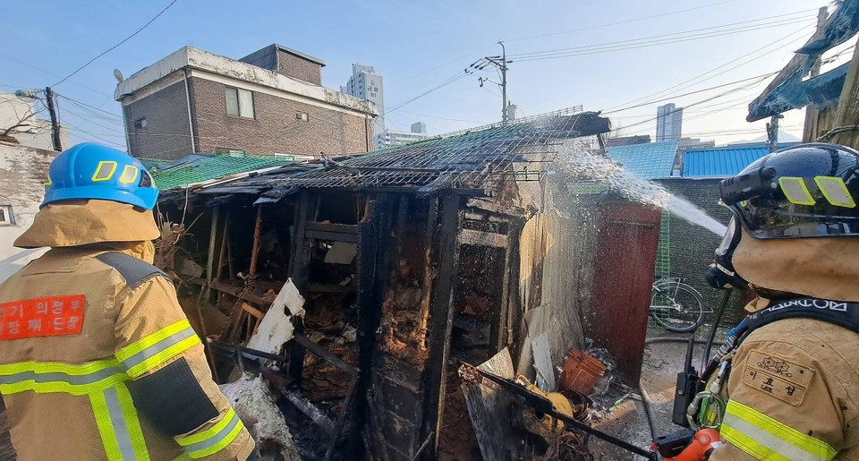14일 오후 4시31분께 의정부시 금오동의 빈집에서 불이 나 신고를 받고 출동한 소방당국에 의해 약 18분 만인 오후 4시49분께 모두 진화됐다. (사진제공=경기도북부소방재난본부)