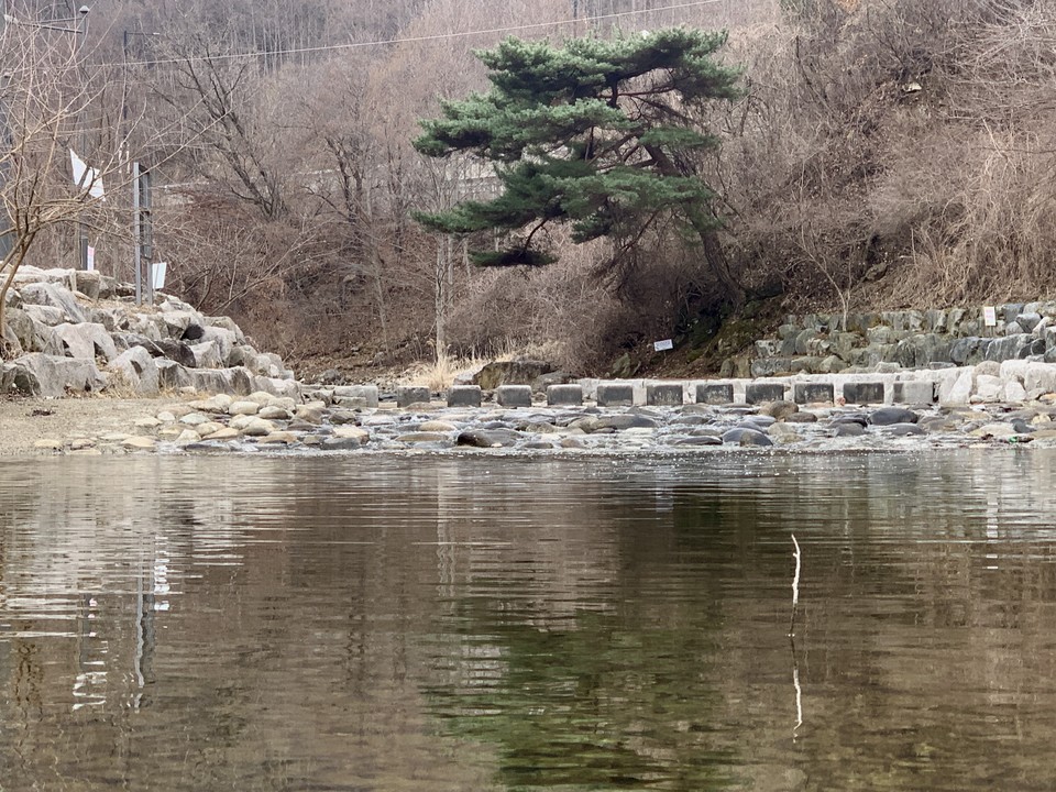 17일 월요일 수도권(경기·인천) 지역은 아침기온이 영하권으로 떨어지면서 꽃샘추위가 찾아오겠고, 대체로 흐리겠다. 밤부터는 강풍을 동반한 눈이나 비가 내리겠다. 다음날까지의 예상 적설량은 3~10㎝, 비로 내릴 경우 예상 강수량은 5~10㎜ 정도겠다. 사진은 전날(16일) 오후 동두천시 탑동 동두천천 전경. (사진=오기춘 기자)