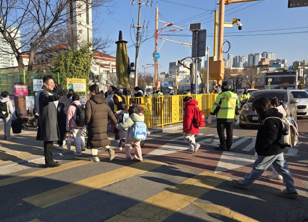 김정헌 중구청장, 개학기 맞아 ‘신광초 등굣길 교통안전 캠페인’ 실시