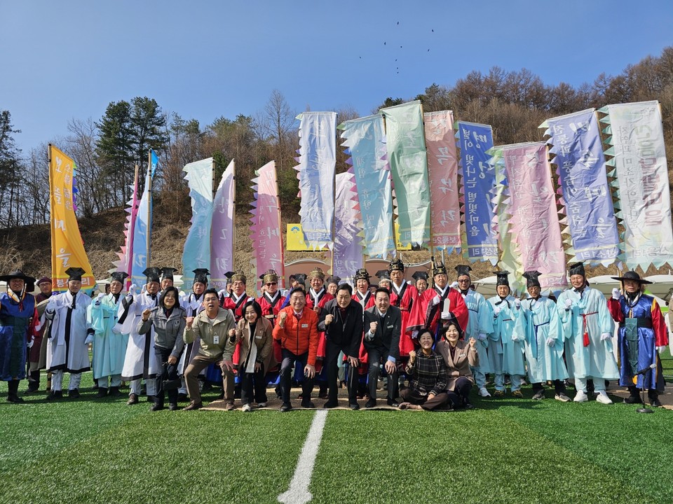 지난 15일부터 16일 양일간 단월 레포츠공원에서 열린 '제26회 양평 단월 고로쇠 축제' 단체사진.(사진=이건구 기자)