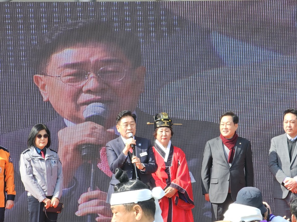 제26회 양평 단월 고로쇠 축제 첫날인 지난 15일 오전 10시 34분께, 산신제에 이어 진행된 개막식에서 전진선 양평군수가 인사말을 하고 있다. (사진=이건구 기자)