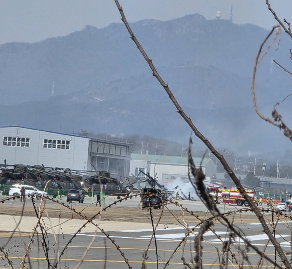 17일 오후 1시5분께 양주시 광적면 소재 한 육군 소속 항공대대에서 비행 중이던 무인기가 추락하면서 비행장에 있던 수리온 헬기와 충돌했다. (사진제공=독자)