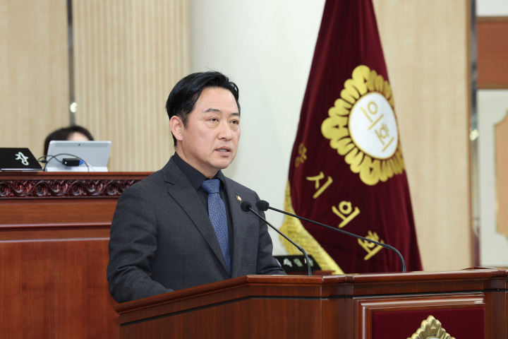 고양특례시의회 이철조 의원이 제292회 임시회 시정질문에서 고양시청 신청사 건립을 둘러싼 주교동 신축안과 백석동 업무빌딩 활용안의 갈등에 대해 “재정위기 상황에서 대규모 신축은 시민 부담을 가중시킬 뿐”이라며 비판했다. (사진제공=고양시의회)