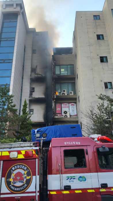17일 오후 3시33분께 화성시 반송동의 한 5층짜리 산후조리원 건물에서 불이 나 건물 일부를 태우고 신고를 받고 출동한 소방당국에 의해 약 40분 만인 오후 4시13분께 모두 진화됐다. (사진제공=경기도소방재난본부)
