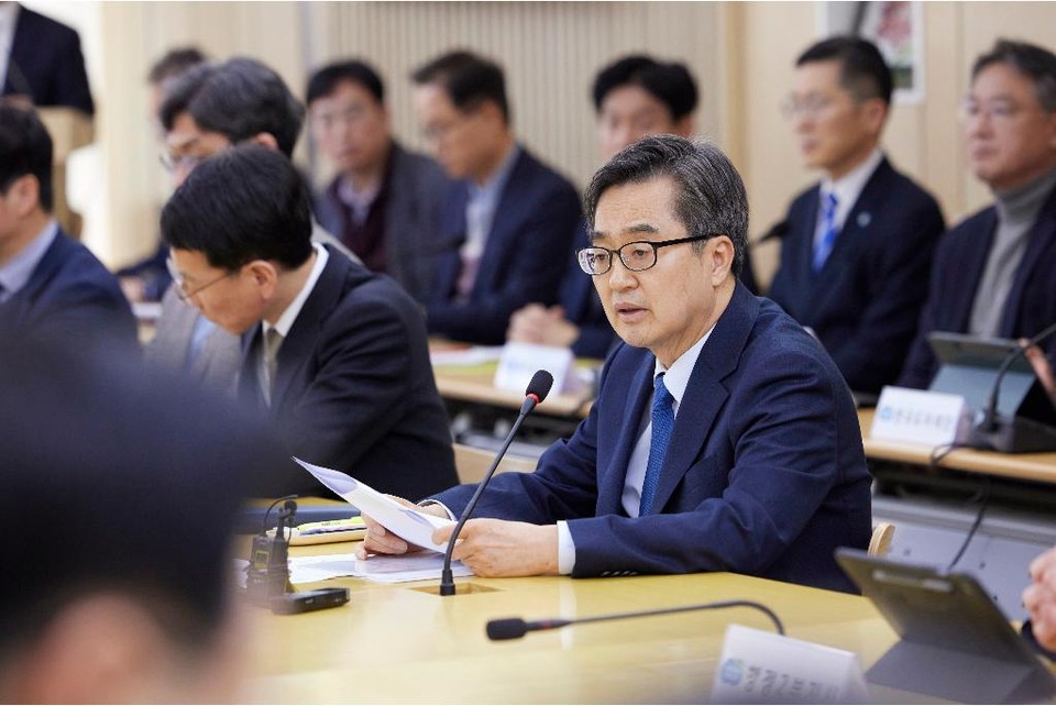 김동연 경기도지사가 17일 오후 경기도청 북부청사에서 열린 3월 도정열린회의에서 4대 현안 추진상황 보고 및 기타 현안 논의를 하고 있다. (사진제공=경기도)