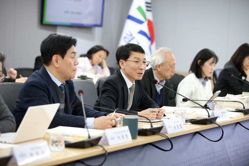 경기도가 지난 17일 도청에서 김성중 행정1부지사 주재로 ‘의약단체장 간담회’를 열고 돌봄통합지원법 시행에 대비한 재택의료 인프라 구축 등 대응체계 협력을 논의했다. (사진제공=경기도)