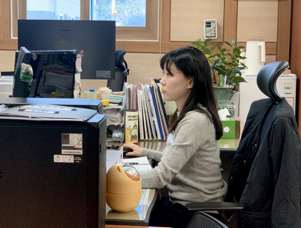 공무원으로  근무중인 김미혜씨. (사진=오기춘 기자)<br>