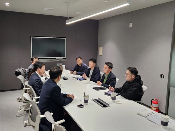 인천항만공사가 19일 현대글로비스 본사에서 김상기 운영부문 부사장이 자동차 물류 활성화를 위한 협력 방안을 논의했다. (사진제공=인천항만공사)