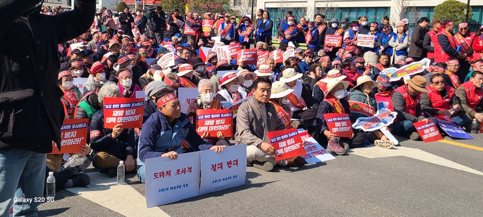 지난 6일 발생한 공군 전투기 오폭 사고에 대한 분노가 커지는 가운데, 포천시민 700여 명(경찰 추산 500여 명)이 19일 오후 2시 포천시청 인근 호병골로에서 총 궐기대회를 열었다. (사진=김성운 기자)