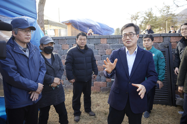 지난 13일 오후 김동연 경기도지사가 포천 노곡리 오폭사고 피해주민들과 소통하며 건의사항을 청취하고 있다. (사진제공=경기도)