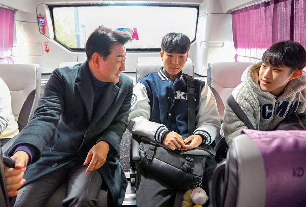 김동근 의정부시장, 확 달라진 학생 통학버스 탑승 현장 확인