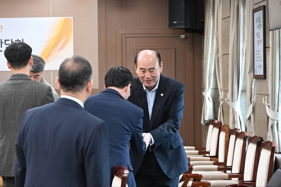 박형덕 동두천시장이 20일 오전 시청 상황실에서 열린 ‘2025년 상반기 중·고등학교장 간담회’ 소식을 자신의 페이스북을 통해 전하며, 교육 현장의 목소리를 직접 듣는 자리를 가졌다. (사진=박형덕 동두천시장 페이스북)