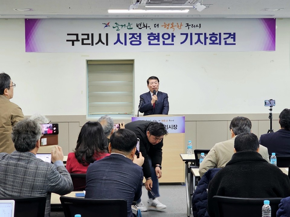 백경현 구리시장이 기자들의 질문에 답하고 있다. (사진= 이건구 기자)