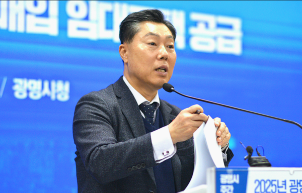 광명시가 청년과 신혼부부 주거 안정 위해 공공매입 임대주택 126호 공급한다. 20일 광명시청 중회의실에서 김원곤 광명시 도시주택국장이 언론 브리핑을 진행하고 있다. (사진=순정우 기자)