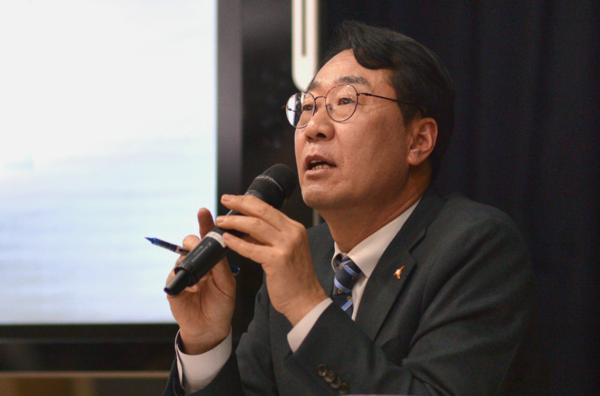정명근 시장은 20일 시청에 열린 기자회견에서 화성특례시를 대한민국의 미래를 이끌 전략 산업의 중심지로서 반도체, 모빌리티, 바이오 산업을 핵심으로 삼아 경제 성장을 이루겠다는 계획을 발표했다. (사진=순정우 기자)