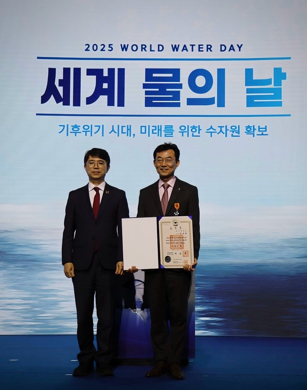장석환 대진대학교 총장이 21일 킨텍스 제2전시장에서 열린 2025년 세계 물의 날 기념식에서 물 관리 분야에 기여한 공로로 ‘포장(근정)’ 정부포상을 수상했다. (사진제공=대진대학교)