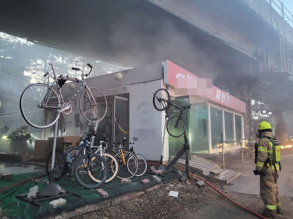 21일 오후 6시36분께 용인시 수지구 수인분당선 죽전역 인근 자전거판매점 창고에서 불이 났다. (사진제공=경기도소방재난본부)
