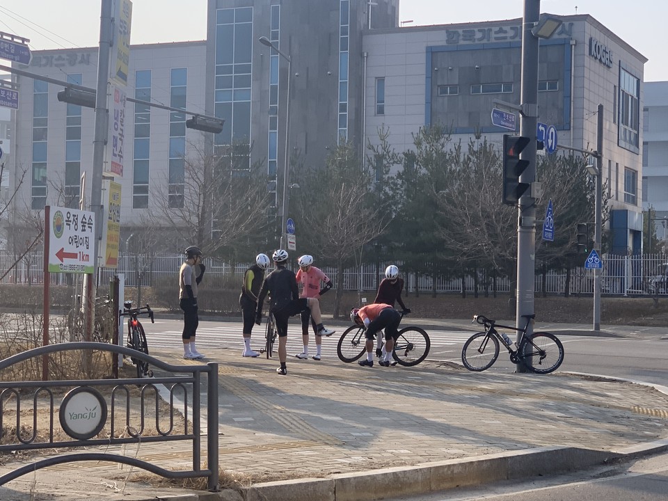 22일 오전 8시18분께 포근해진 날씨에 이끌려 나온 자전거 라이더들이 양주시 옥정동의 한 사거리 도로변에서 본격적인 라이딩에 앞서 몸을 푸는 준비운동을 하고 있다. (사진제공=오기춘 기자)