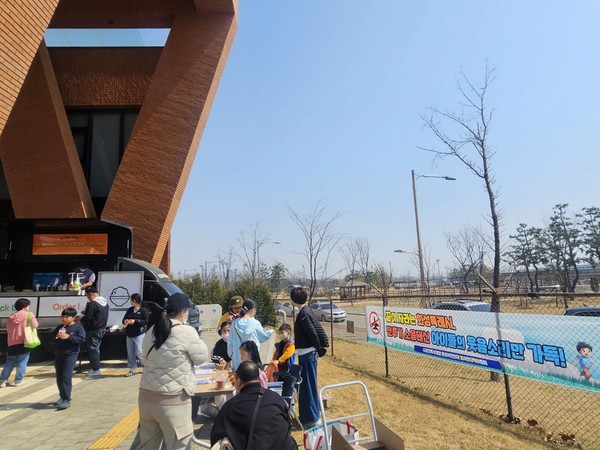 22일 수원전투비행장 화성이전 반대 범시민대책위원회'는 매향리평화공원에서 수원군공항 화성이전 반대 공감대 확산을 위한 홍보캠페인을 실시했다. 사진은 범대위 홍보부스. (사진제공=범대위)