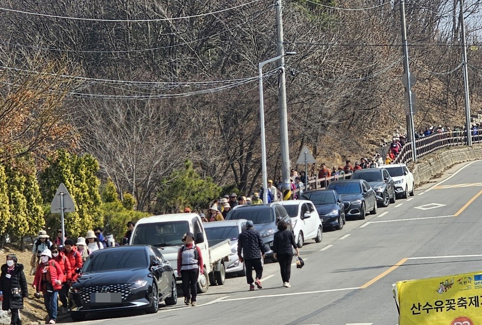 '제26회 이천백사 산수유꽃축제' 개막을 닷새 앞둔 23일 오전 11시30분께 이천시 백사면 도립리 산수유군락지에는 벌써부터 봄을 만끽하려는 인파가 구름처럼 몰려들었다. (사진=송석원 기자)