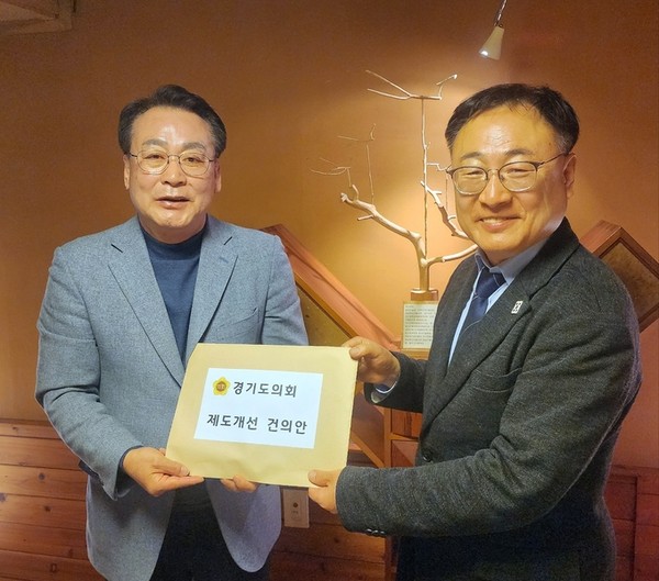 임채호(왼쪽) 경기도의회 사무처장이 지난 19일 이광희 의원에 지방의회 제도개선 내용이 담긴 정책 건의문을 전달하고 있다. (사진제공=경기도의회)