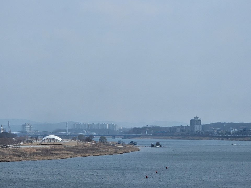수도권지역 미세먼지와 초미세먼지 농도가 '나쁨' 수준을 보인 24일 오후 1시41분께 여주시 세종대교에서 바라본 남한강 일대가 뿌옇게 보이고 있다. (사진=김광섭 기자)