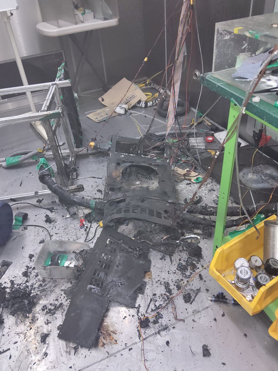 24일 오후 용인 수지구에 위치한 배터리 개발 관련 연구소에서 폭발이 발생해 연구원 5명이 부상을 입고 인근 병원으로 이송됐다. (사진제공=경기도소방재난본부)