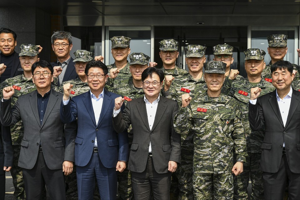 해병대 제2사단 본부에서 김병수 시장을 비롯한 2사단 소속 5개 대대가 위치한 통진읍, 양촌읍장과 대곶면, 월곶면, 하성면장이 친선결연 협약을 체결하고 파이팅을 외치고 있다. (사진제공=김포시청)