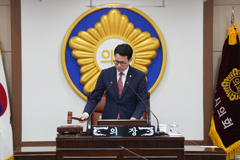 포천시의회 임종훈 의장이 25일 제185회 임시회를 개회하고 있다. (사진제공=포천시의회)