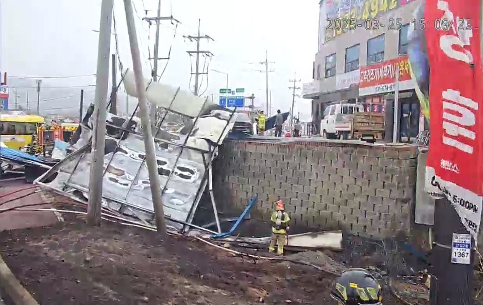 25일 오후 2시47분께 안성시 도기동의 한 2층짜리 상가 건물에서 불이 났다. (사진제공=경기도소방잰나본부)