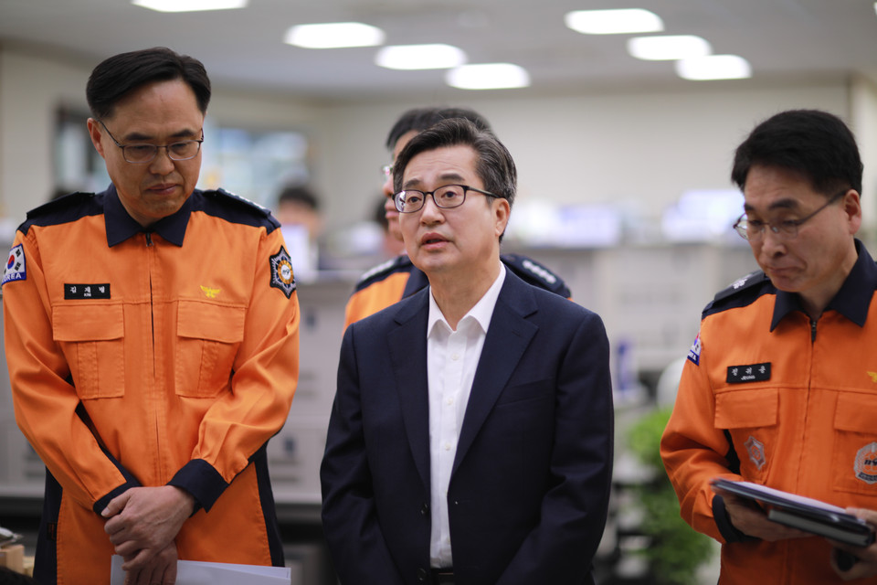 26일 오전 수원남부소방서에서 김동연 경기도지사가 산불 예방을 위한 현장 점검을 하고 있다. (사진제공=경기도)