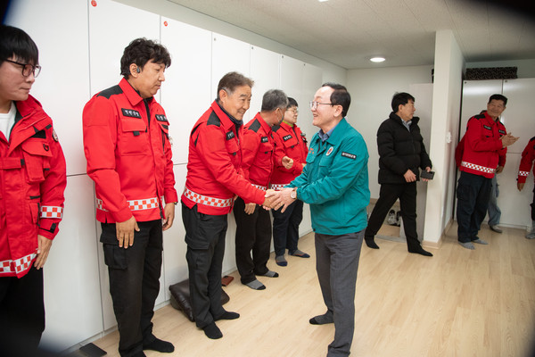 김덕현 군수는 산불대응센터를 방문해 산불전문진화대원의 노고에 감사의 뜻을 전하며, 무엇보다도 안전에 유의할 것을 당부했다. (사진제공=연천군)