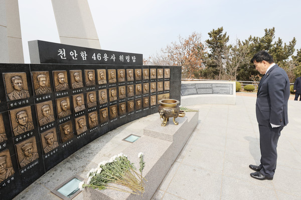 인천 옹진군이 26일 천안함 피격 15주기를 맞아 백령도 천안함 위령탑 앞에서 ‘천안함 46용사 추모식’을 엄숙하게 거행했다. (사진제공=옹진군)
