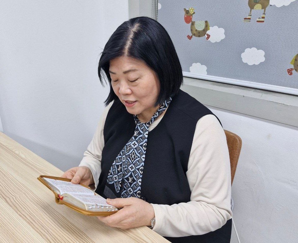 성경을 100회 통독한 정명숙씨가 성경을 읽고 있는 모습. (사진제공= 신천지 광명교회)