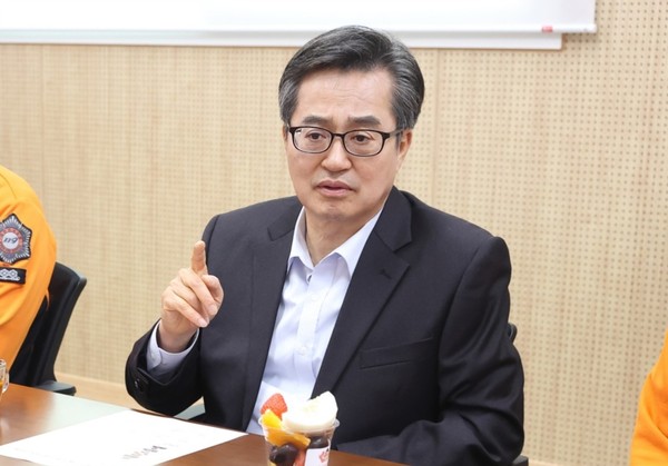 27일 오후 김동연 경기도지사가 용인서부소방서에 방문하여 의성 산불 진압 소방공무원을 격려하고 있다. (사진제공=경기도)
