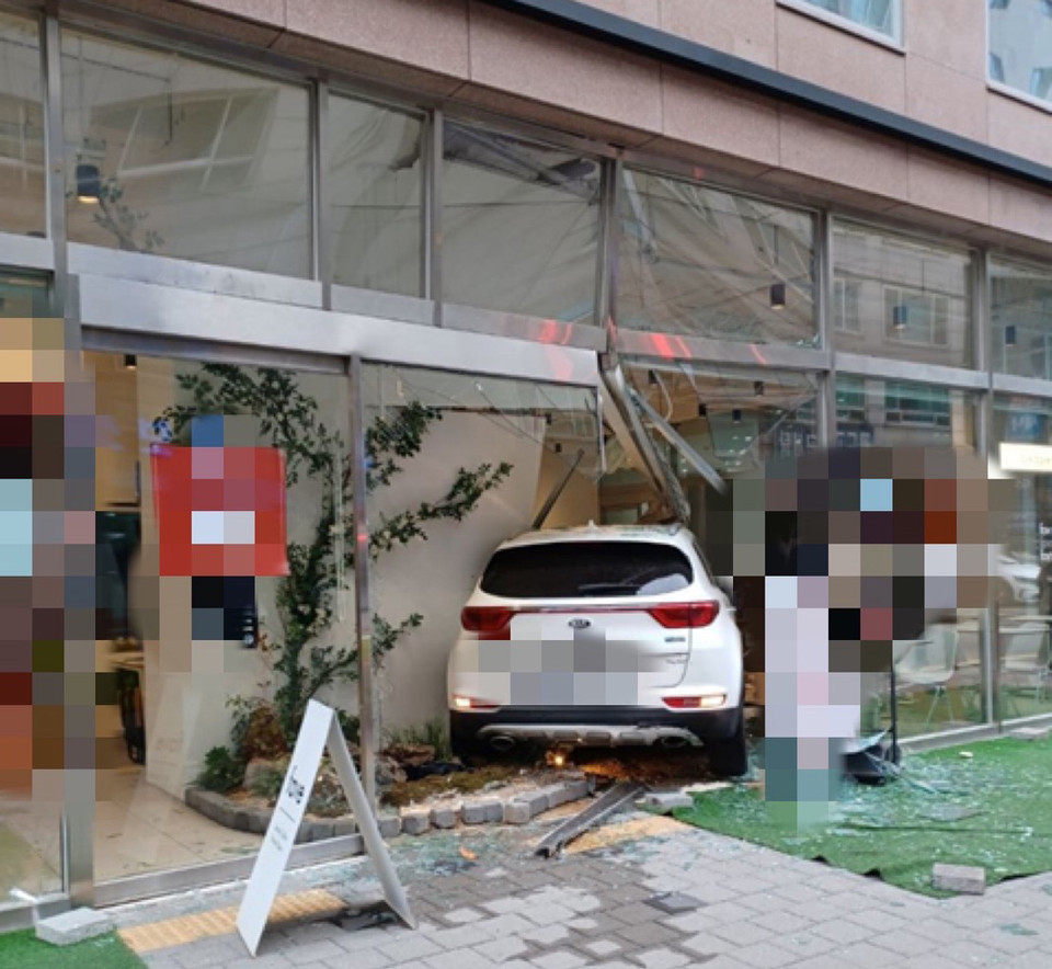 수원에서 스포츠유틸리티(SUV) 차량이 카페 외벽으로 돌진해 운전자와 카페손님 등 2명이 부상당했다. (사진제공=경기도소방재난본부)