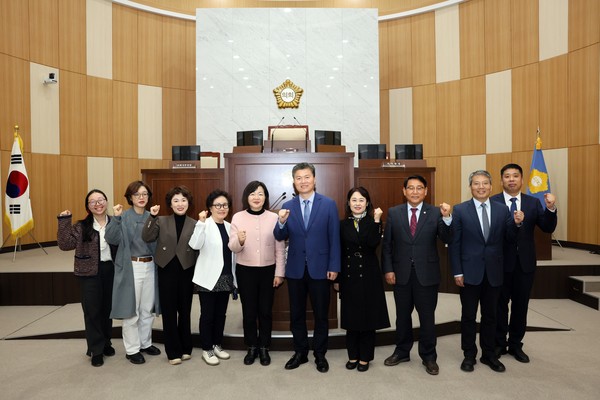 인천 연수구의회가 27일 구의회 의장실에서 중국 친화이구 대표단을 접견하고 양 지역 간 우호 협력 방안을 논의했다. (사진제공=연수구의회)