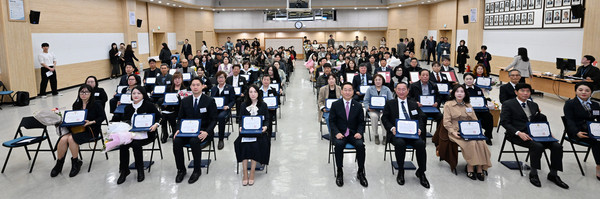유정복 시장이 28일 시청 대회의실에서 열린 '2025년 1분기 모범선행시민 표창 수여식'에서 표창 수상자들과 기념촬영을 하고 있다. (사진제공=인천시)