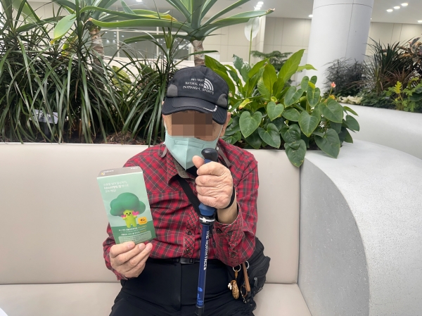 “산불 피해 지역에 전달해 달라”며 수원시 새빛민원실에 성금을 전해주신 어르신.