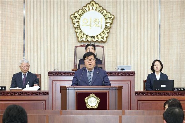 고양시의회가 ‘고양시 신청사 건립사업 신속한 재개 촉구 결의안’을 가결했다.