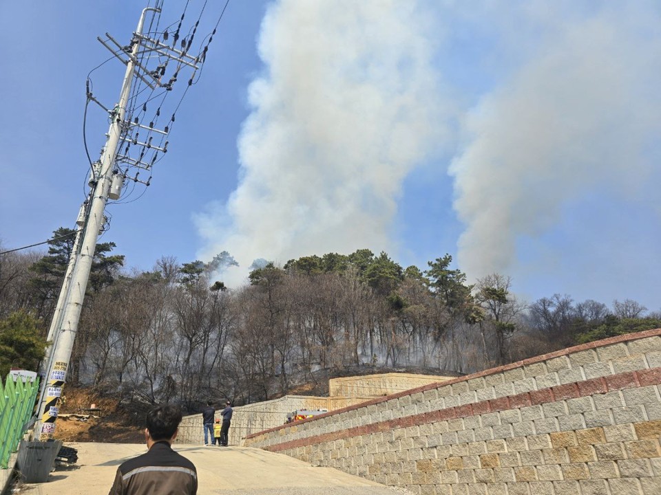 1일 낮 12시13분께 화성시 마도면 야산에서 불이 나 산림 약 1800㎡를 태우고, 신고를 받고 출동한 소방당국과 산불진화대 등에 의해 약 1시간24분만인 오후 1시37분께 모두 진화됐다. (사진제공=경기도소방재난본부)