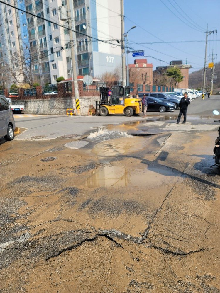1일 오후 1시33분께 안산시 상록구 건건동의 한 도로에서 가로·세로 10미터, 깊이 1미터 규모의 땅꺼짐 현상이 발생해 당국이 조사 중이다. (사진제공=경기도소방재난본부)