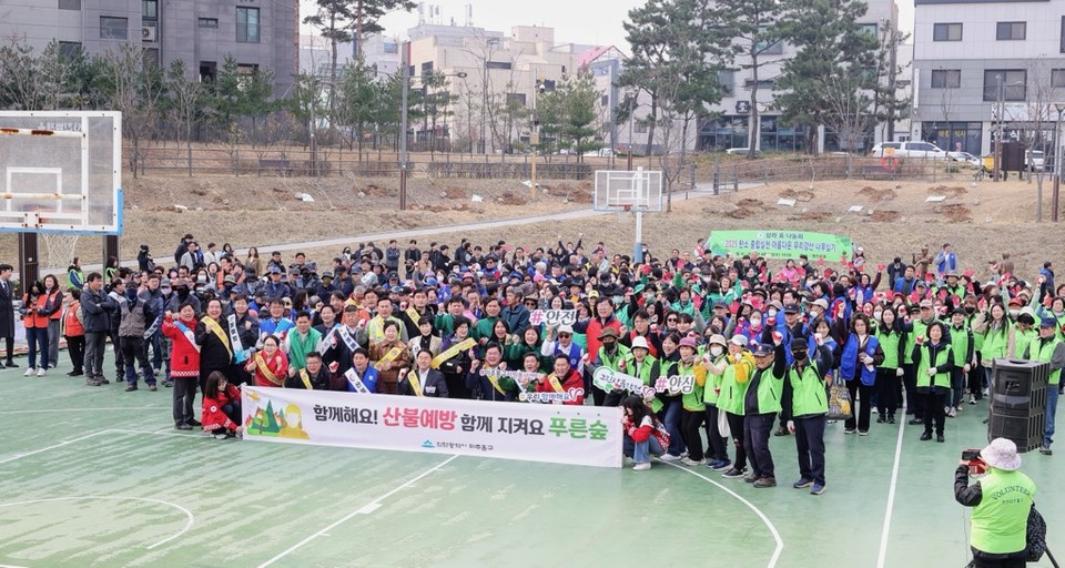 인천 미추홀구가 2일 제80회 식목일을 맞아 도화동 염전공원에서 ‘나무 심기 행사’를 성공적으로 개최했다. (사진제공=미추홀구)