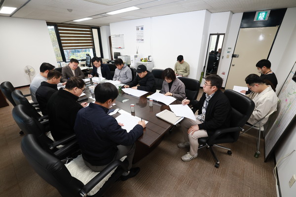 인천 부평구의회 행정복지위원회가 침체된 부평상권 활성화를 위해 ‘평식당’ 운영 확대를 골자로 한 간담회를 열었다.  (사진제공=부평구의회)