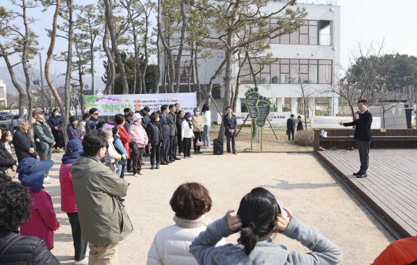 인천 중구, 맨발 걷기로 구민 건강 챙기는 ‘맨발의 청춘’ 프로그램 운영