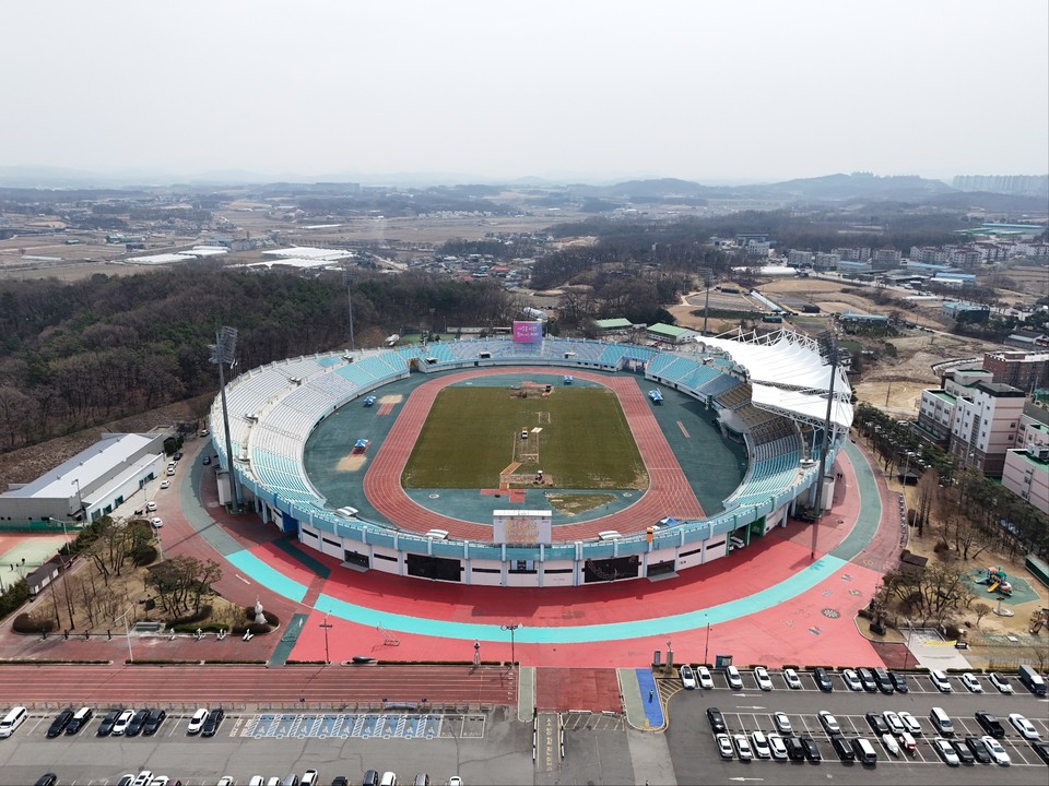 이천시민들의 스포츠 중심지 역할을 톡톡히 하고 있는 이천시 부발읍에 위치한 이천종합운동장을 지난 2일 찾았다. (사진=김광섭 기자)