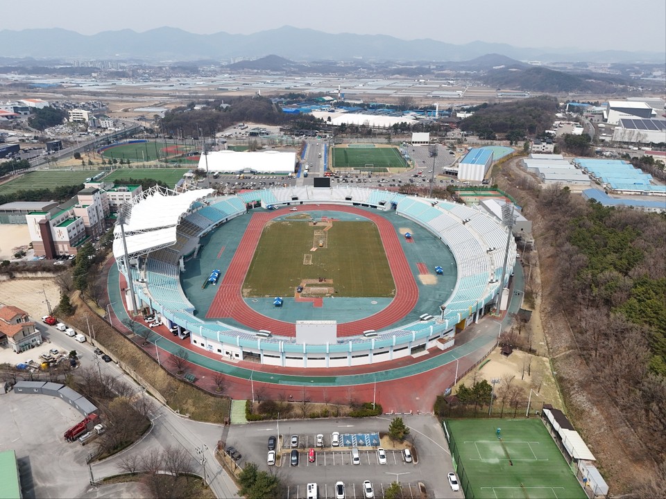 이천시민들의 스포츠 중심지 역할을 톡톡히 하고 있는 이천시 부발읍에 위치한 이천종합운동장을 지난 2일 찾았다. (사진=김광섭 기자)
