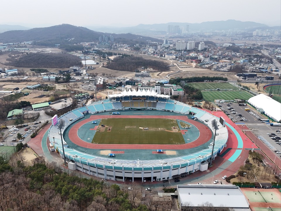 이천시민들의 스포츠 중심지 역할을 톡톡히 하고 있는 이천시 부발읍에 위치한 이천종합운동장을 지난 2일 찾았다. (사진=김광섭 기자)